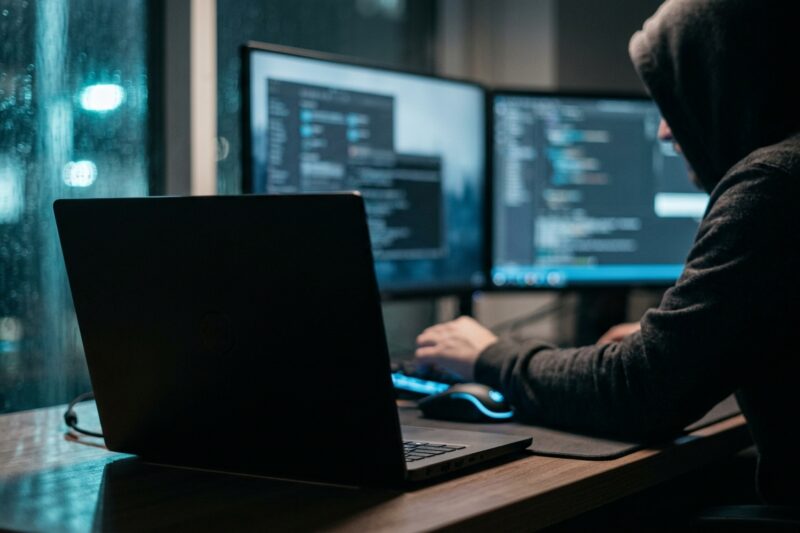 Campaña de malvertising en Bing suplanta a Claude AI para distribuir el malware SectopRAT