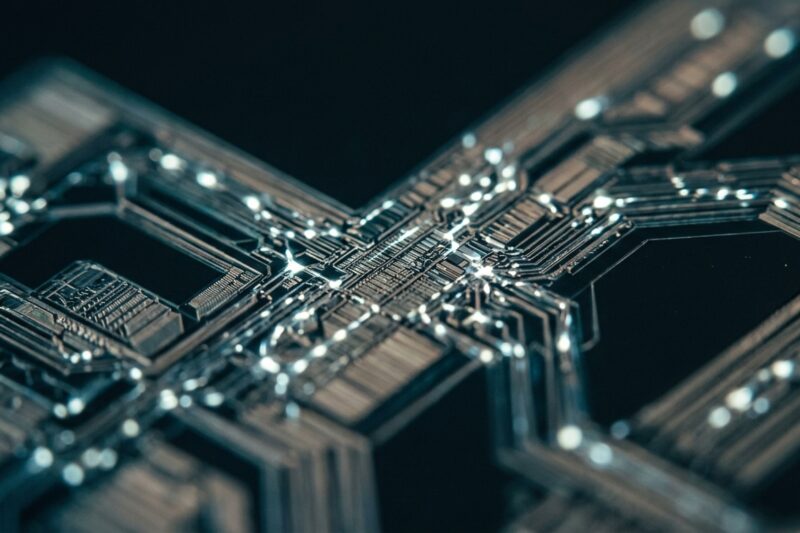 Inyección Criptográfica de Contexto: El nuevo desafío para la seguridad en Grok y Gemini